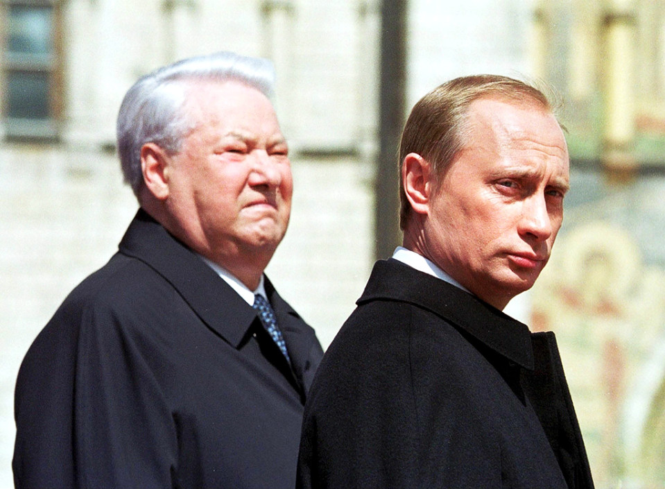 Väistyvä presidentti Boris Jeltsin ja tuleva presidentti Vladimir Putin virkaanastujaisseremoniassa 7. toukokuuta 2000.