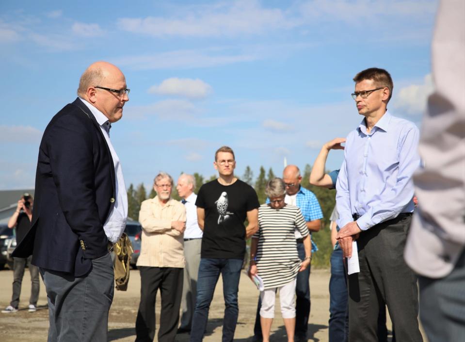 Finnpulpin projektijohtaja Timo Piilonen esitteli havusellutehtaalle suunniteltua paikkaa elokuussa KHO:n puheenjohtaja ja presidentti Kari Kuusiniemelle.