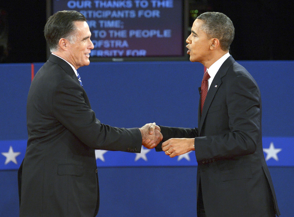 Mitt Romney ja Barack Obama kättelevät.