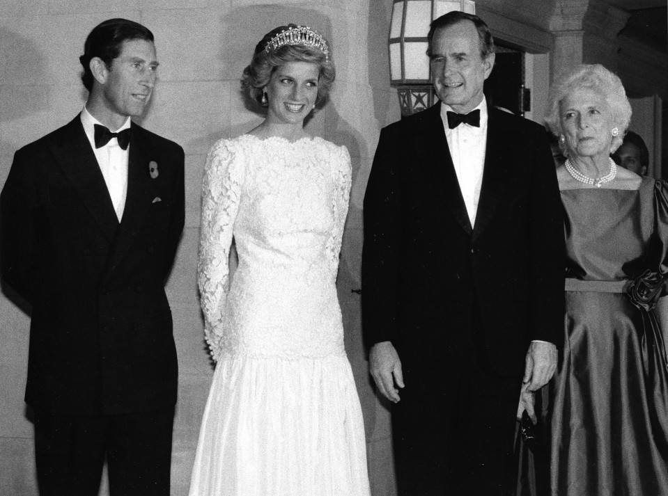 George H.W. Bush vaimoineen kuvattuna prinsessa Dianan ja prinssi Charlesin kanssa Ison-Britannian Washingtonin edustustossa 10. marraskuuta 1985.