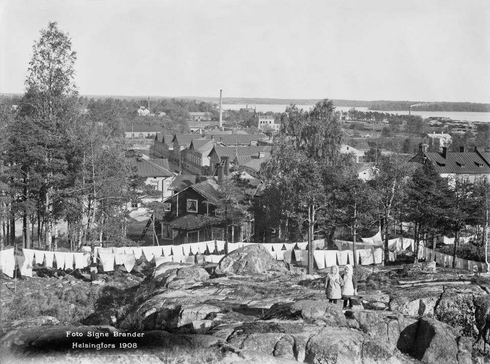 Näköala Vilhonvuorelta koilliseen vuonna 1908. Taustalla pyykkirivien takana Sibyllankatu, nykyinen Pääskylänrinne.