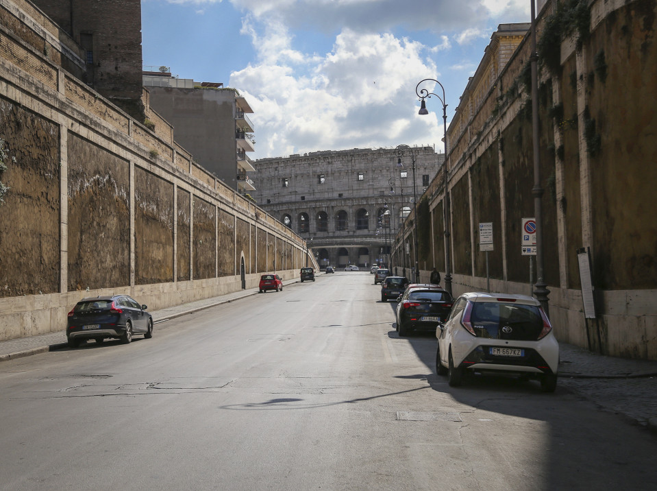 Colosseumille johtava kuja tyhjillään.