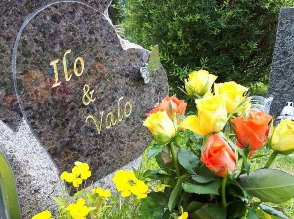 muistolaatta ja kukkasia