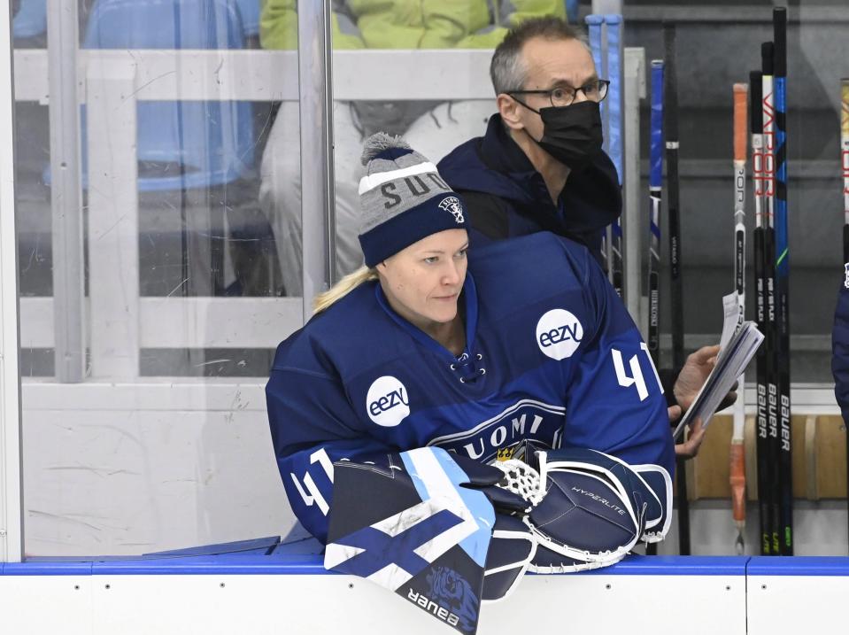 Naisleijonien maalivahti Noora Räty ja päävalmentaja Pasi Mustonen Suomen ja Tshekin harjoitusottelussa Vierumäellä 15.12.2021.
