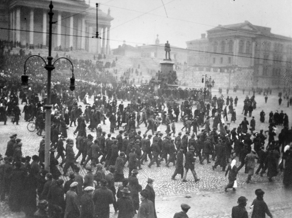 Mahdollisesti Venäjän maaliskuun vallankumoukseen liittyvää liikehdintää Helsingin Senaatintorilla.