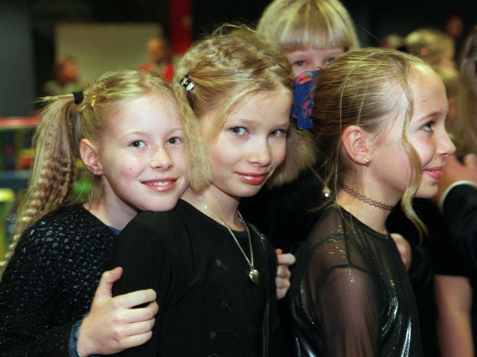 Koululaisia Helsingin 4. luokkien itsenäisyyspäivän juhlassa vuonna 1999.