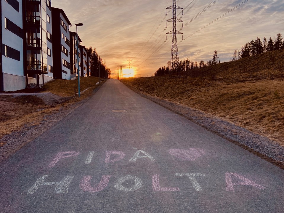 Pidä huolta liitukirjoitus kevyenliikenteen väylällä Jyväskylän Tikan kaupunginosassa.