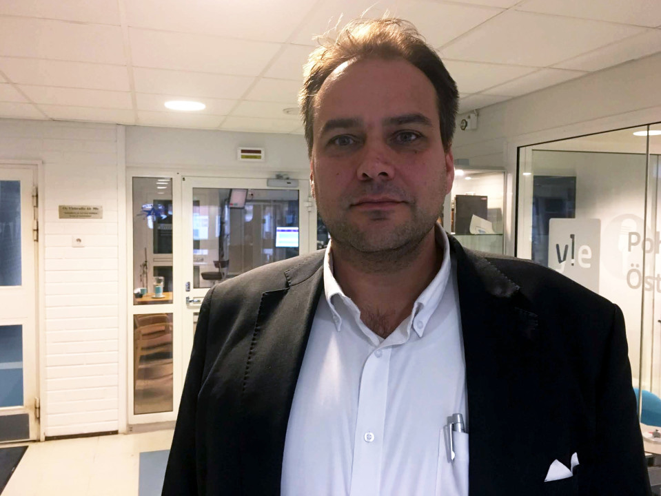 Turkiseläinten kasvattajainliiton tiedotuspäällikkö Steven Frostdahl Vaasan toimipisteestä pitää alan omavalvontaa tehokkaana.