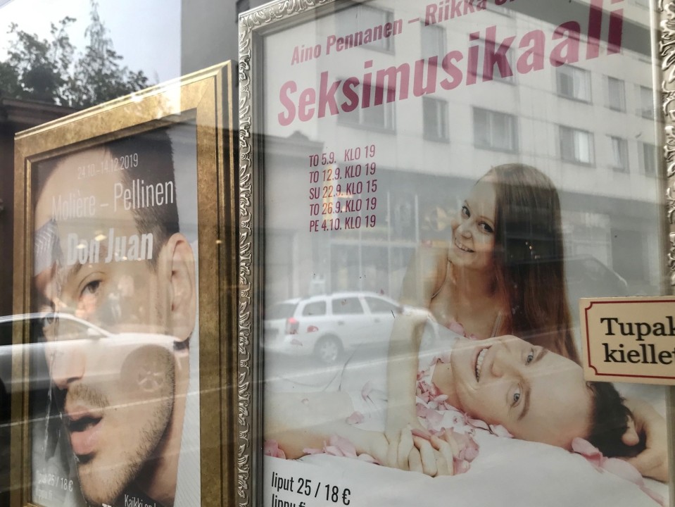 Teatterijulisteita teatterin mainoskyltissä