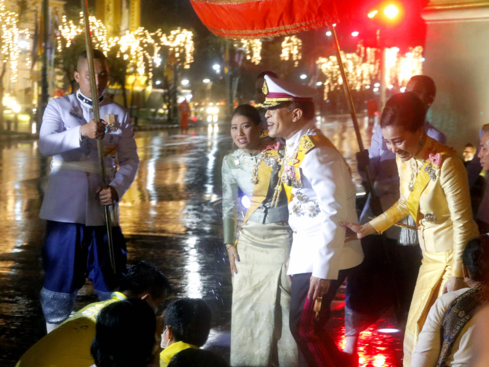 Kuningas Maha Vajiralongkorn Bodindradebayavarangkun, kuningatar Suthida ja prinsessa Sirivannavari Nariratana
