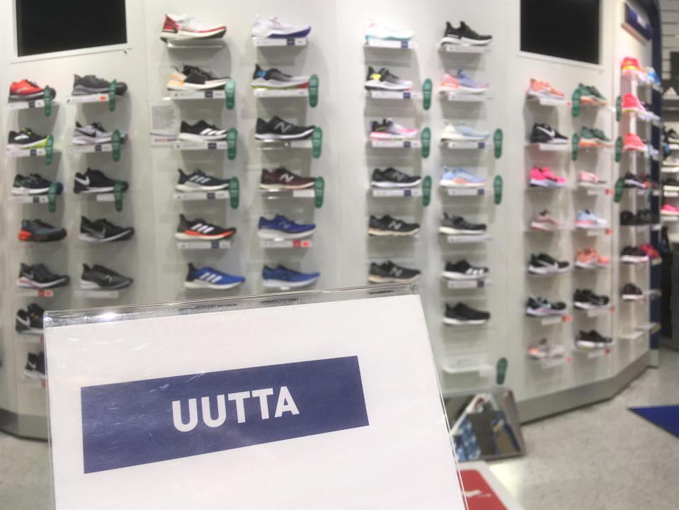 Urheilukaupan uutuuskenkähyllyt