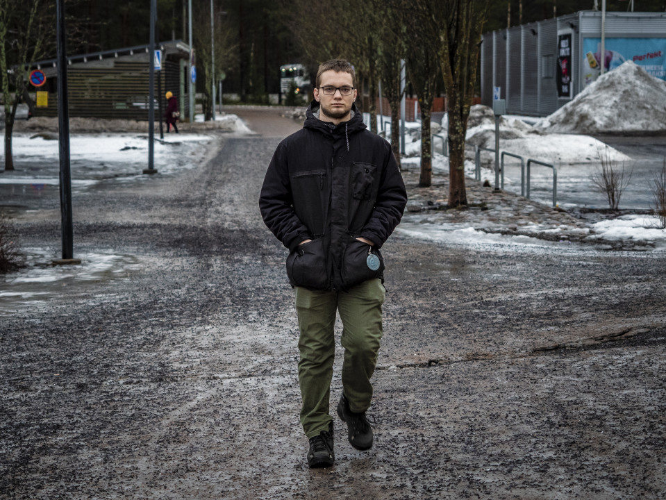 Oululainen Eelis Paukku kävelee