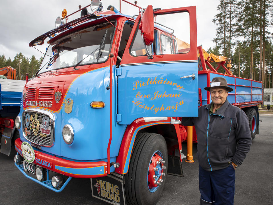 Juhani Pietikäinen Scania-Vabis-kuorma-auton vierellä.
