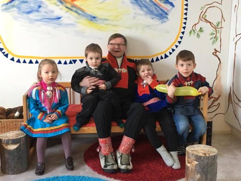 Soađegili giellabeasi ristáhčči Veikko Guttorm ja giellabeasi mánát.