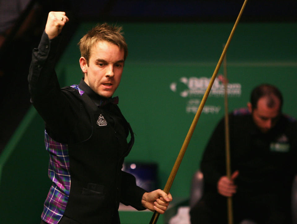 Ali Carter tuulettaa pääsyä vuoden 2008 MM-finaaliin. Taustalla pettynyt Joe Perry.