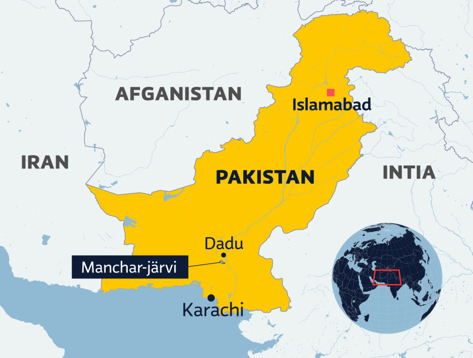Kartalla merkattuna Manchar-järven sijainti, Dadun kaupunki, Karachin kaupunki sekä Pakistanin pääkaupunki Islamabad. Lisäksi merkattu naapurimaat Iran, Afganistan ja Intia.