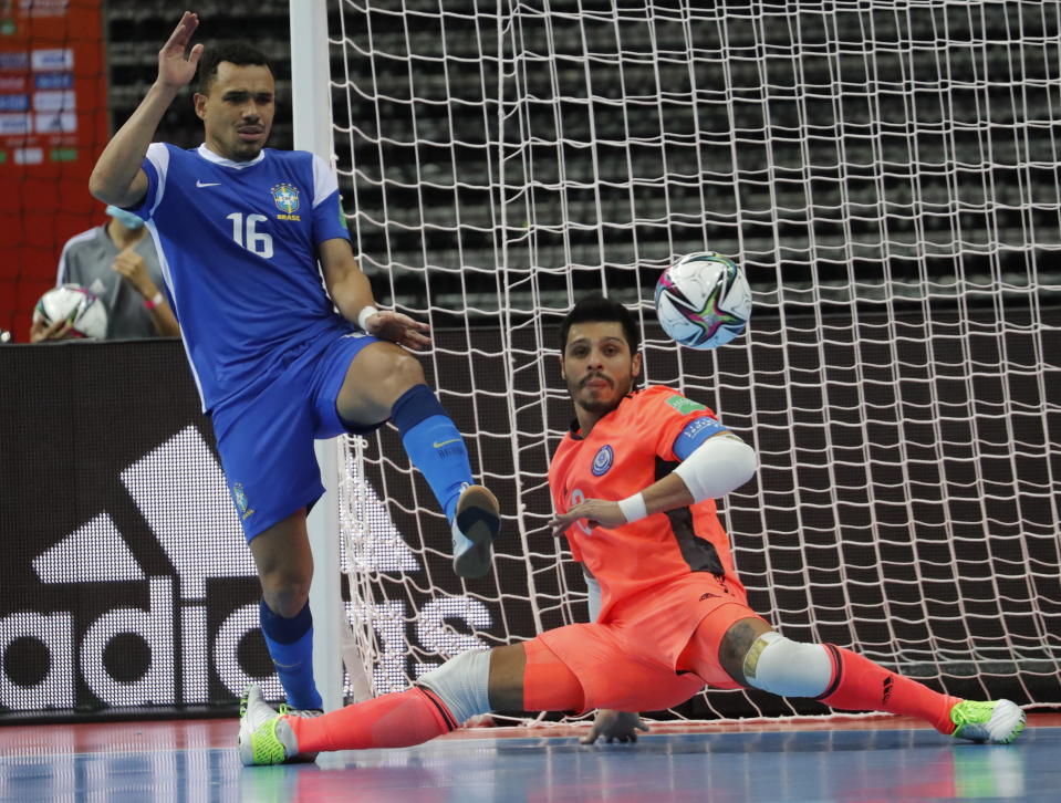 Leo Higuita venyy melkein spagaattiin maalilla.