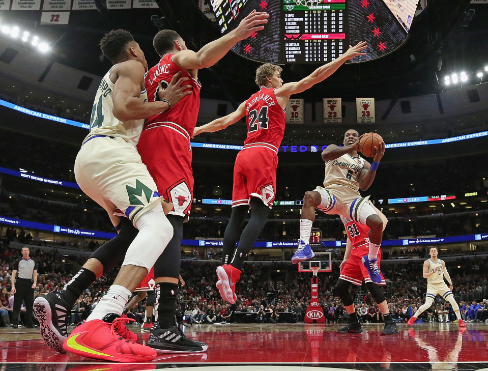 Lauri Markkanen Milwaukee Bucksia vastaan