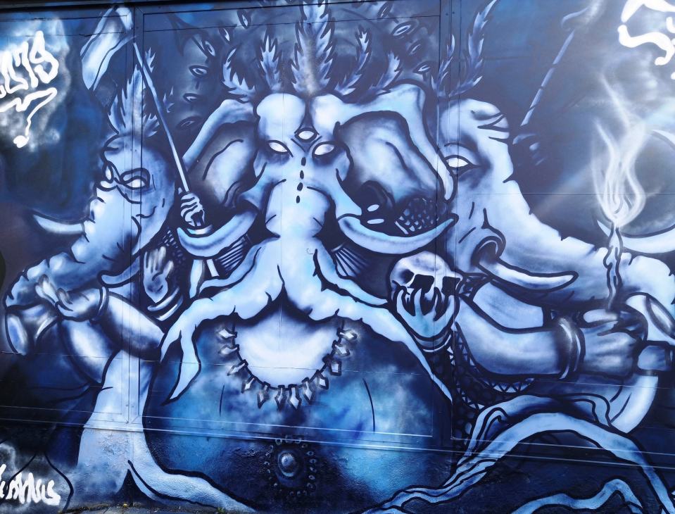 Luvallinen graffiti purettavan liikekeskuksen seinässä Riihimäellä