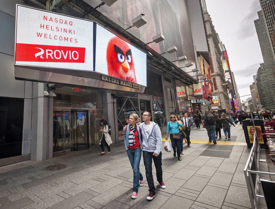 Roviota mainostetaan Nasdaq-pörssin valotaululla.