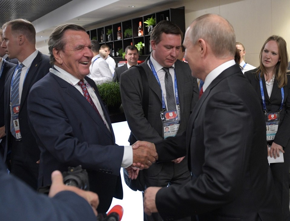 Schröder ja Putin kättelevät.