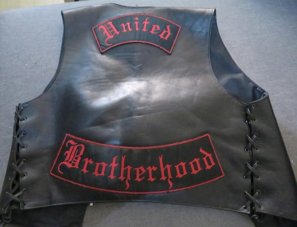 Rikollisjengi United Brotherhoodin nahkaliivi.