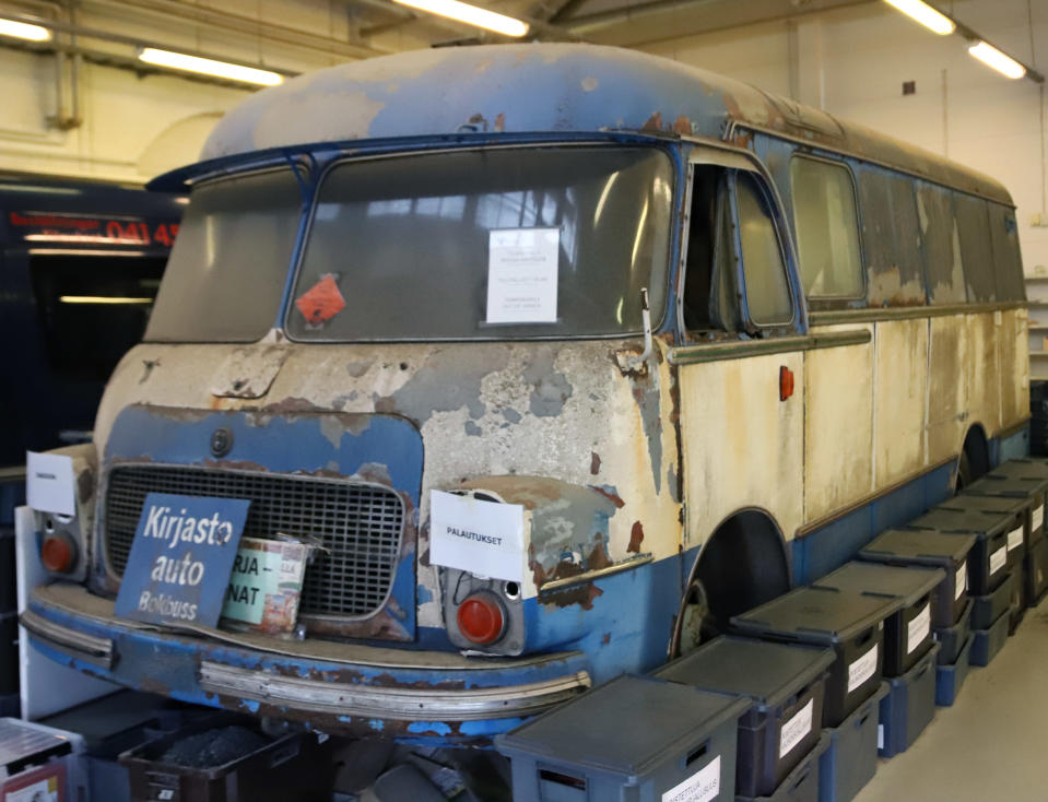 Suomen ensimmäinen kirjastoauto, Vanha Ykkönen, alkoi liikennöidä Turussa vuonna 1961.