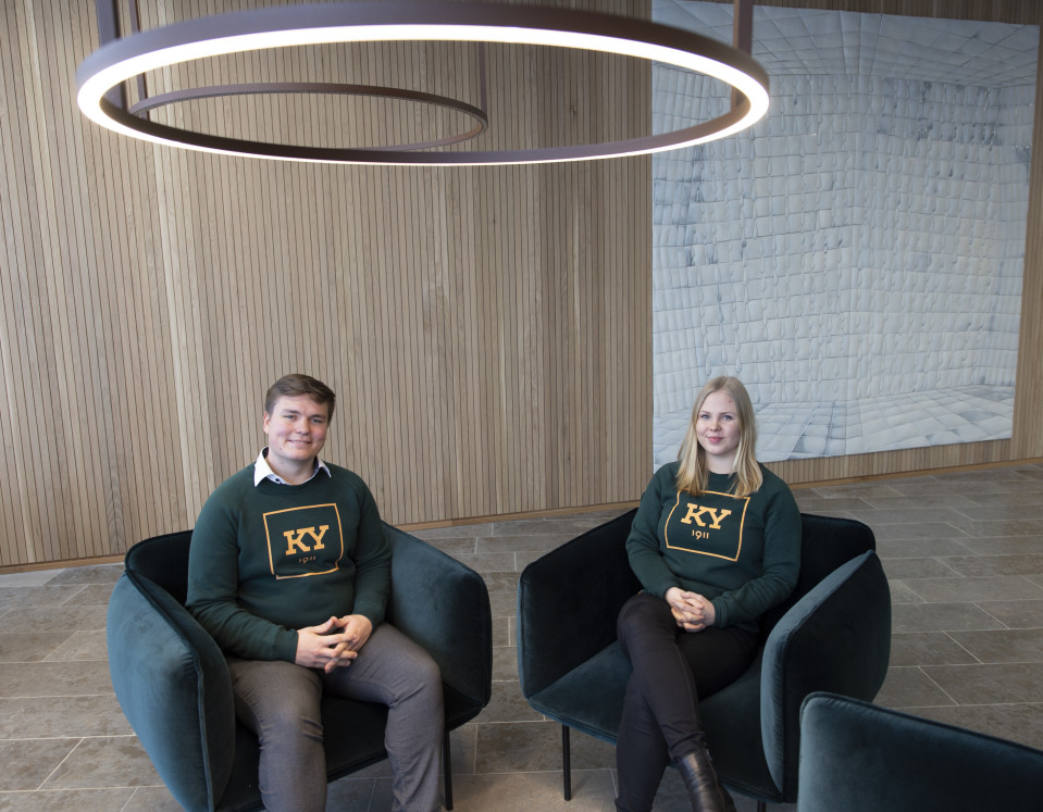 Aalto-yliopiston Kauppakorkeakoulussa opiskelevat Heikki Helaniemi ja Maria Aalto kiittelevät uusien tilojen toimivuutta.