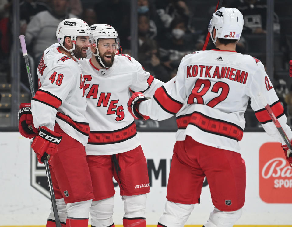 Derek Stepan (keskellä) saa onnitteluja maalistaan Jordan Martinookilta (vas.) ja Jesperi Kotkaniemeltä ottelussa Los Angelesia vastaan marraskuussa 2021.