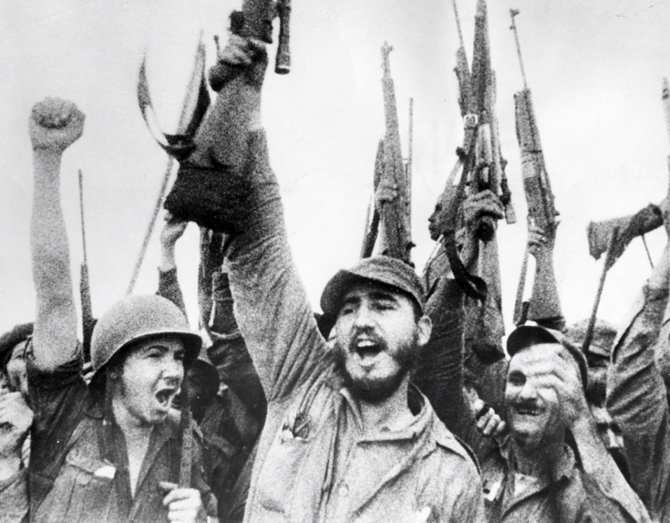 Fidel Castro juhlii Kuuban vallankumouksellisen liikkeen voittoa ja Fulgencio Batistan hallinnon kukistumista vuonna 1959