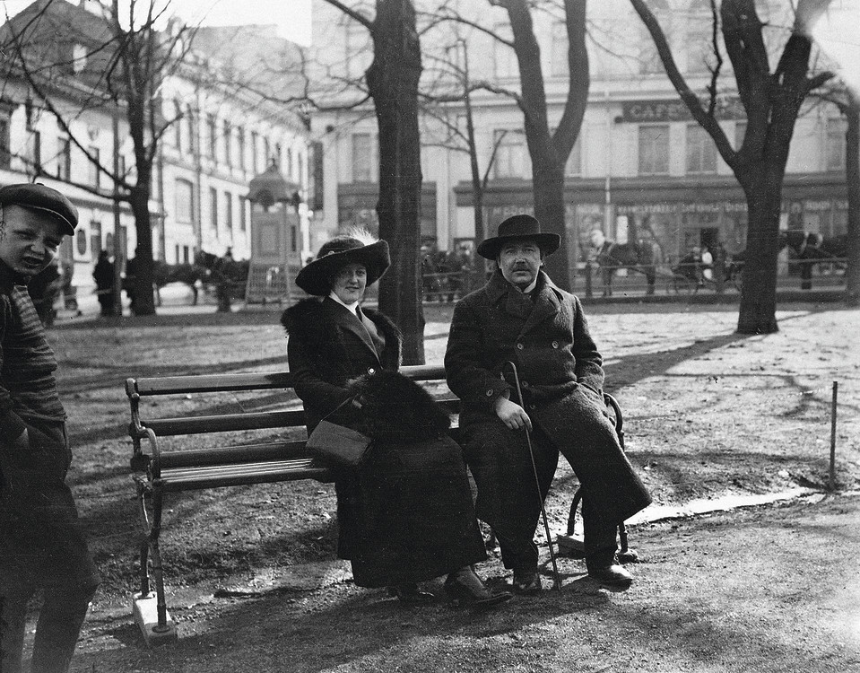 Aino Kajanus ja Eino Leino Esplanadin puistossa 1913.