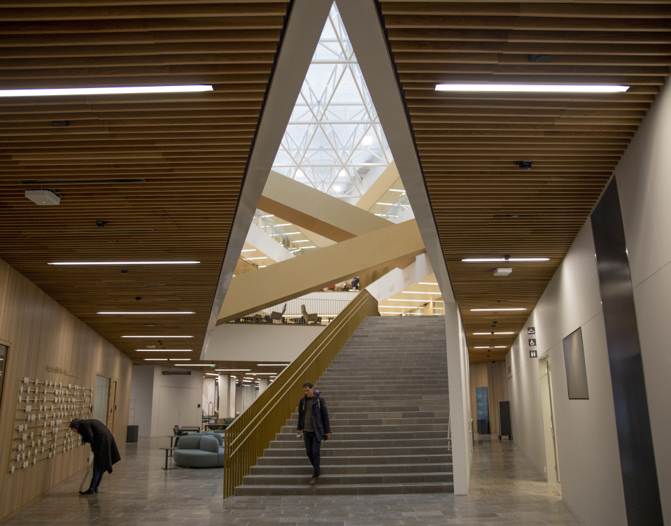 Aalto-yliopiston kauppakorkeakoulun ala-aula.