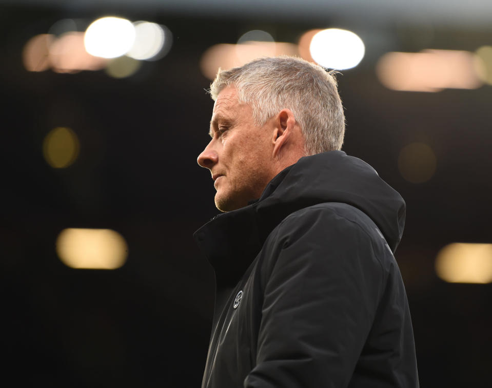 Ole Gunnar Solskjär katsoo maahan pettyneenä.