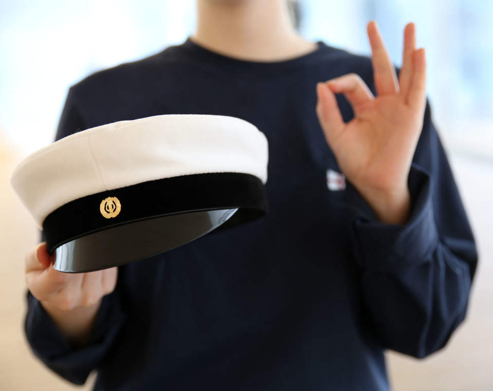 ylioppilaslakki abin kädessä