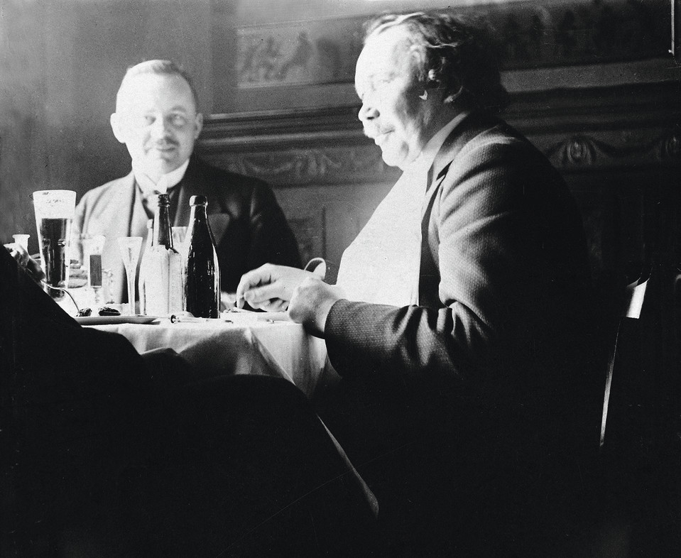 Eino Leino oli seurallinen sutkauttelija, ravintolapöytien keskipiste. Tässä hän on K. O. Vikmanin kanssa Kappelissa aprilliaamiaisella vuonna 1912.