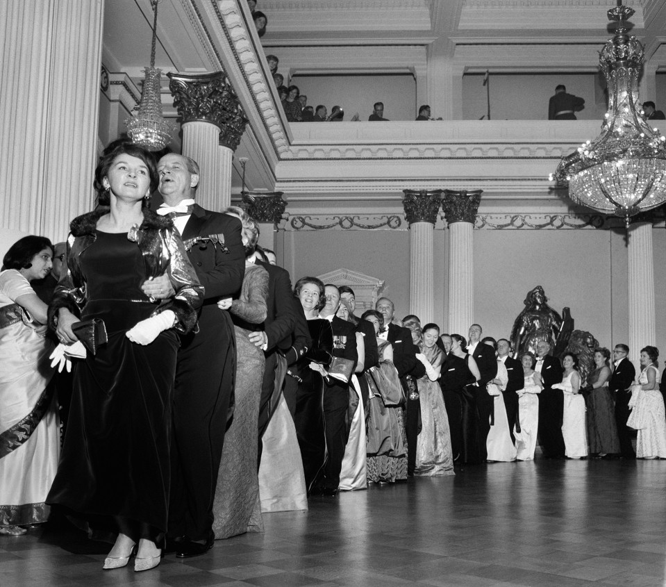Juhlavieraita tanssimassa muotitanssi letkajenkkaa Linnan juhlissa 6. joulukuuta 1964.