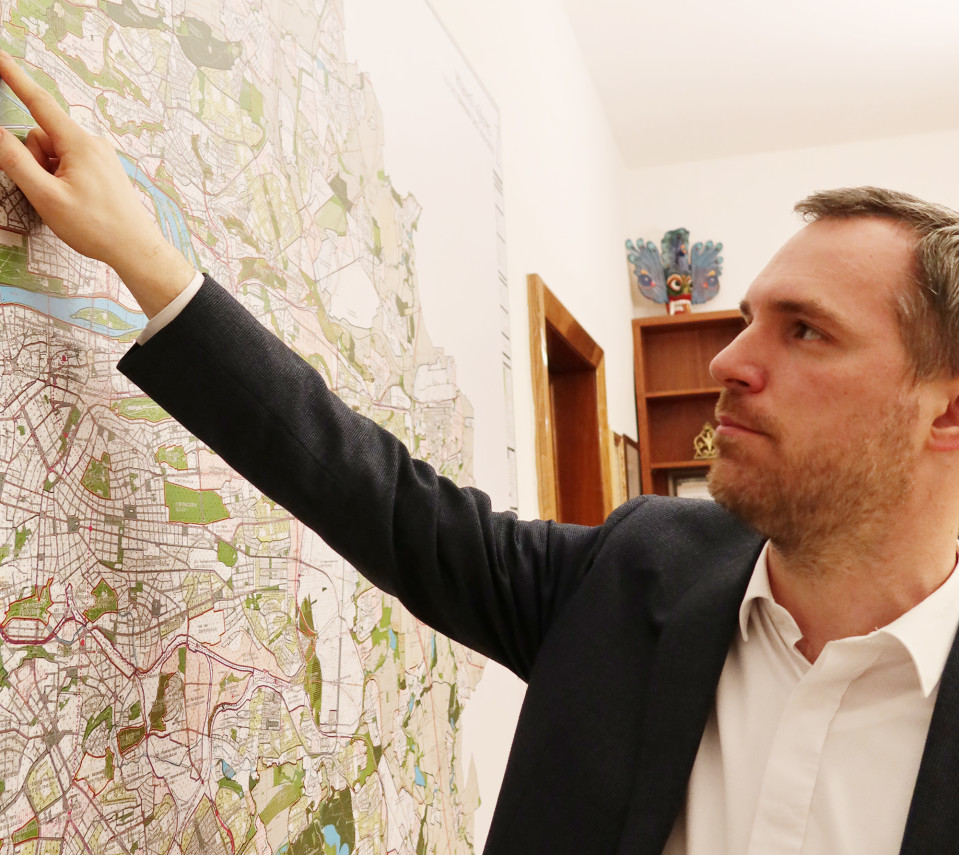 Zdeněk Hřib esittelee Prahan karttaa toimistossaan Prahan keskustassa. Helmikuussa Praha nimesi kaksi Venäjän lähetystön lähellä sijaitsevaa katua tapettujen Kremlin kriitikoiden mukaan.