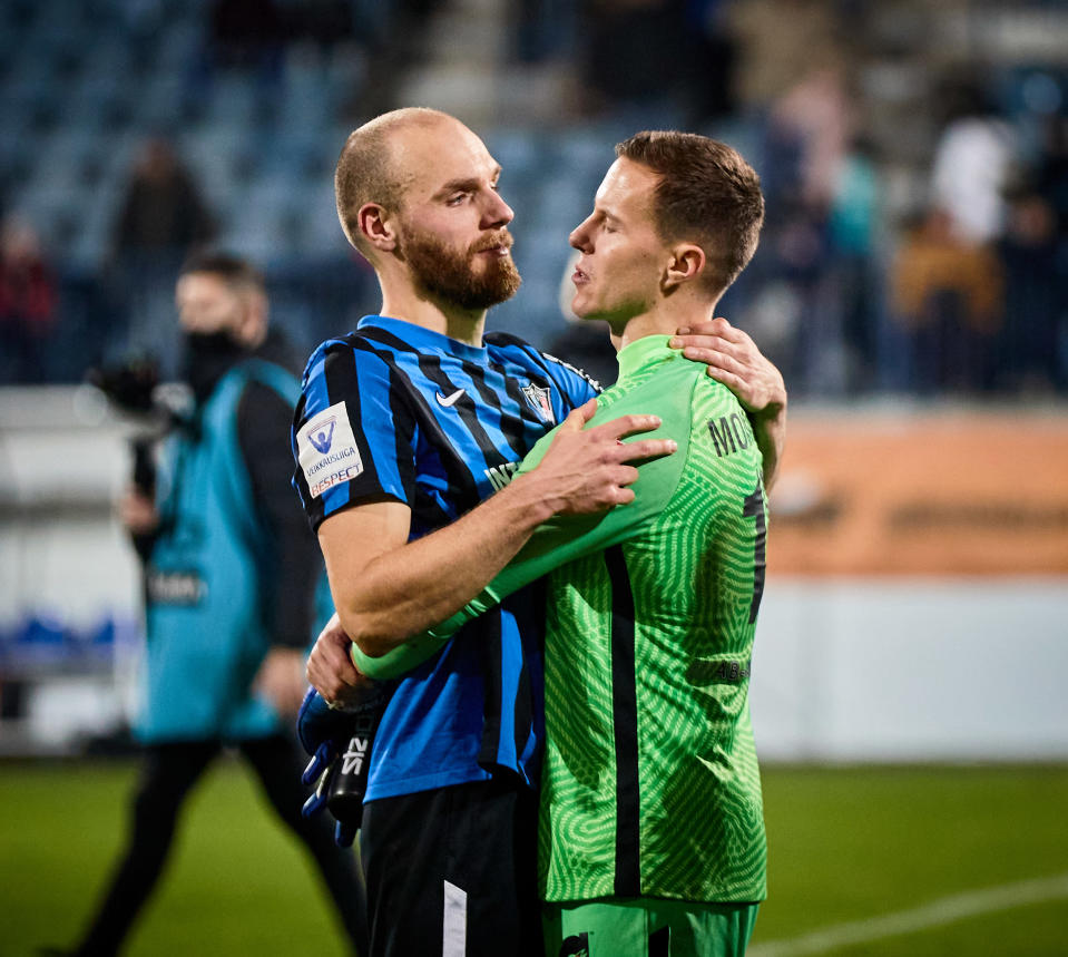 Timo Furuholm ja Henrik Moisander halaavat.
