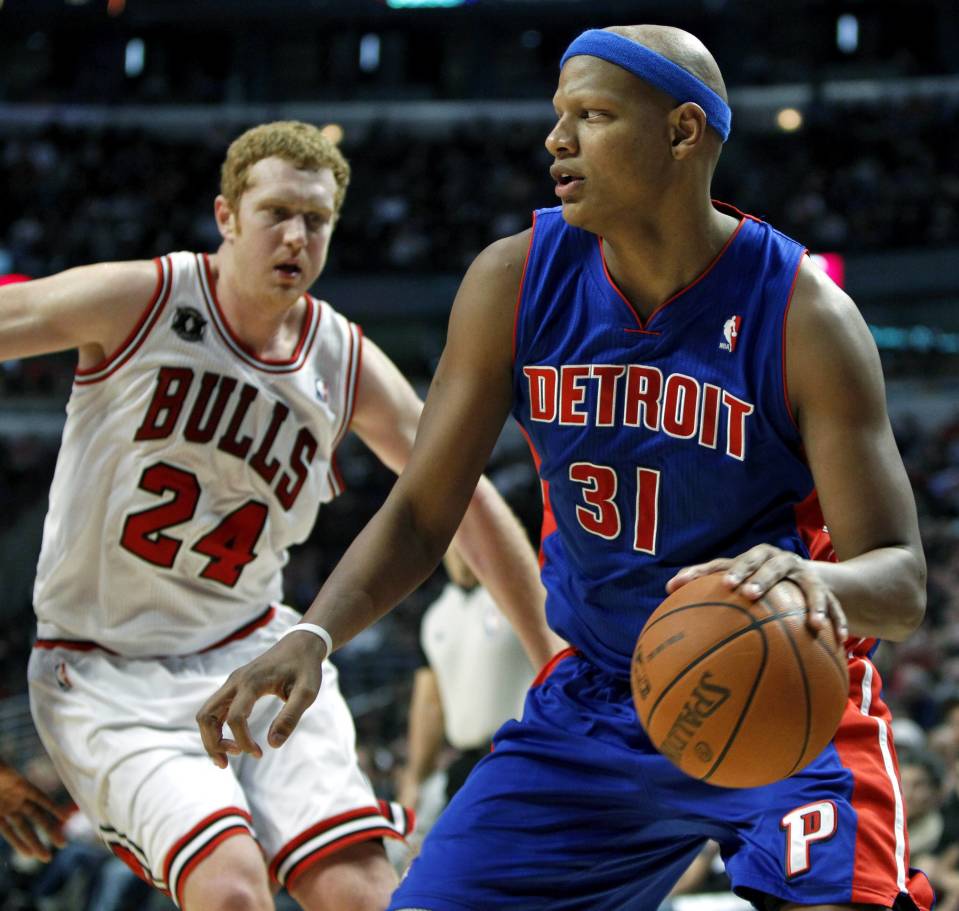 Brian Scalabrine (vas.) Bulls-paidassa.