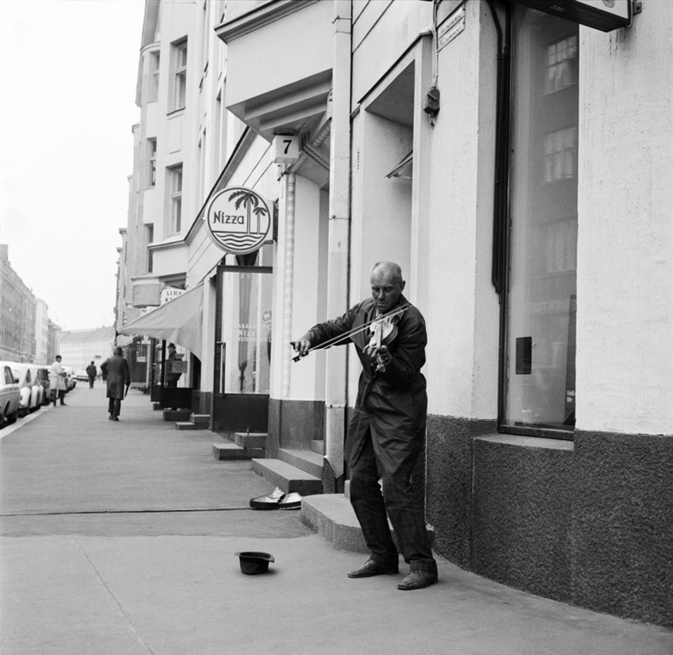 Katusoittaja soittaa viulua Museokadulla (1970)