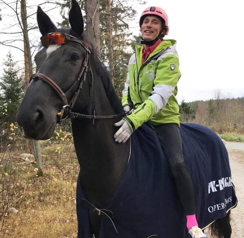 Antti Pendikainen istuu hevosen selässä