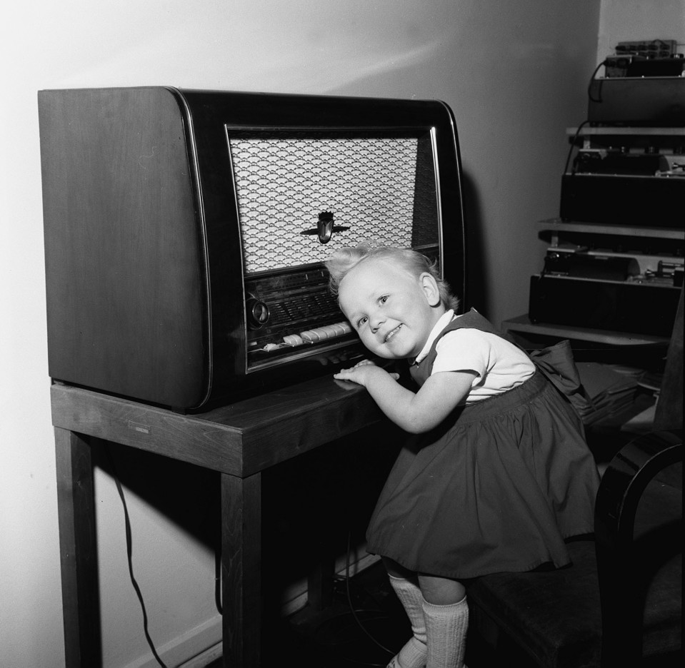 3-vuotias Liisa Jussila kuuntelee radiota (1957)