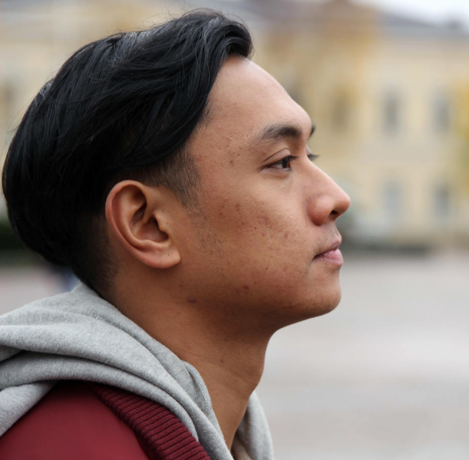 Filippiiniläinen Jaymar Yerro katsoo kaukaisuuteen.