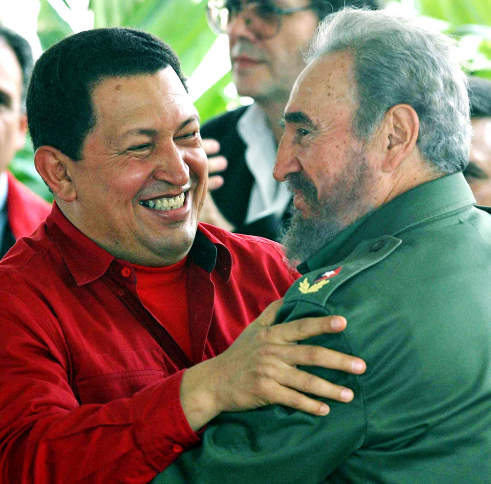 Venezuelan presidentti Hugo Chavez halaa hymyssä suin Fidel Castroa.