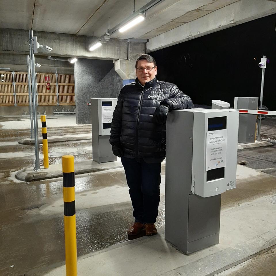 Mies nojaa vaurioituneeseen pysäköintiautomaattiin