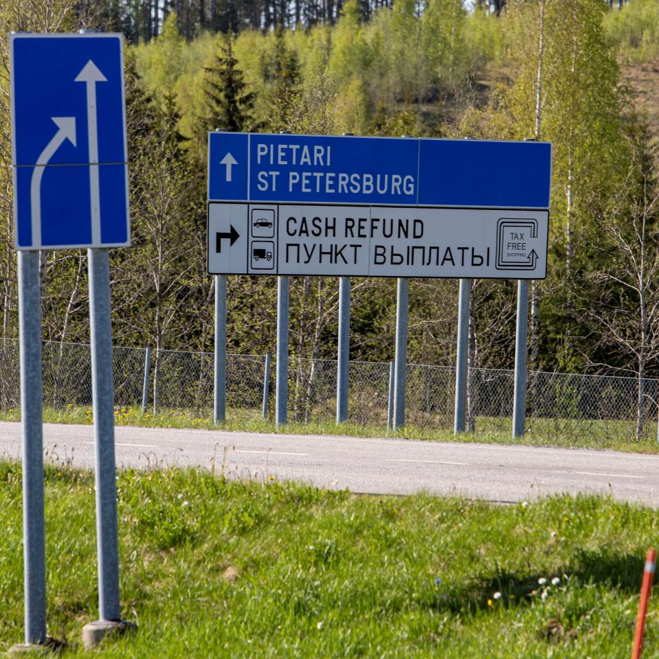 Kyltti, jossa lukee Pietari ja ST Petersburg.
