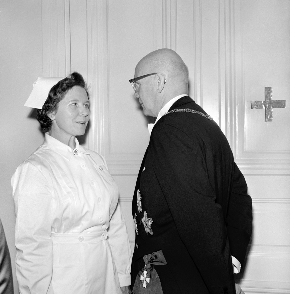 Linnan kutsujen sairaanhoitaja antaa raporttia kutsujen isännälle tasavallan presidentti Urho Kekkoselle 1961.