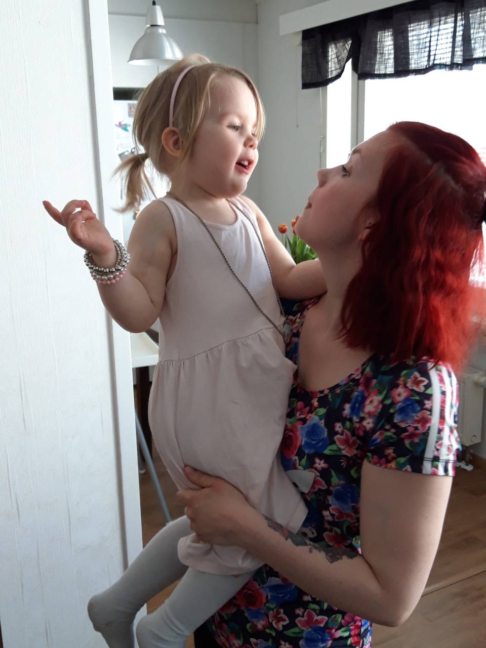 3-vuotias Lilja äitinsä Henna Rantalan sylissä.