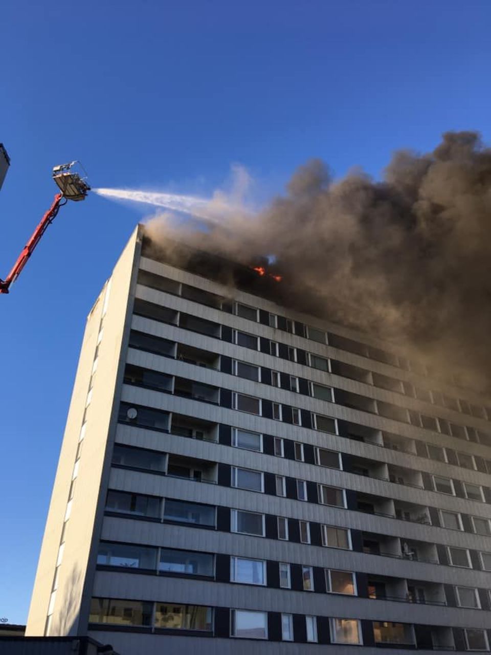 Palokunta sammuttaa Porin Keskuskartanoa tikasautolla. Tulipalo