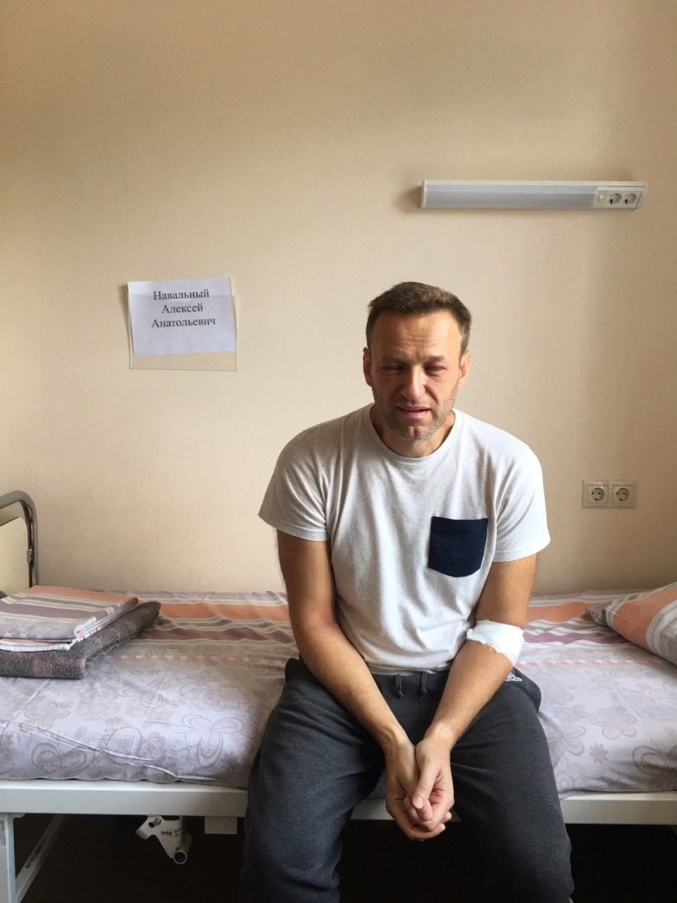 Aleksei Navalnyi istuu sängyllä.